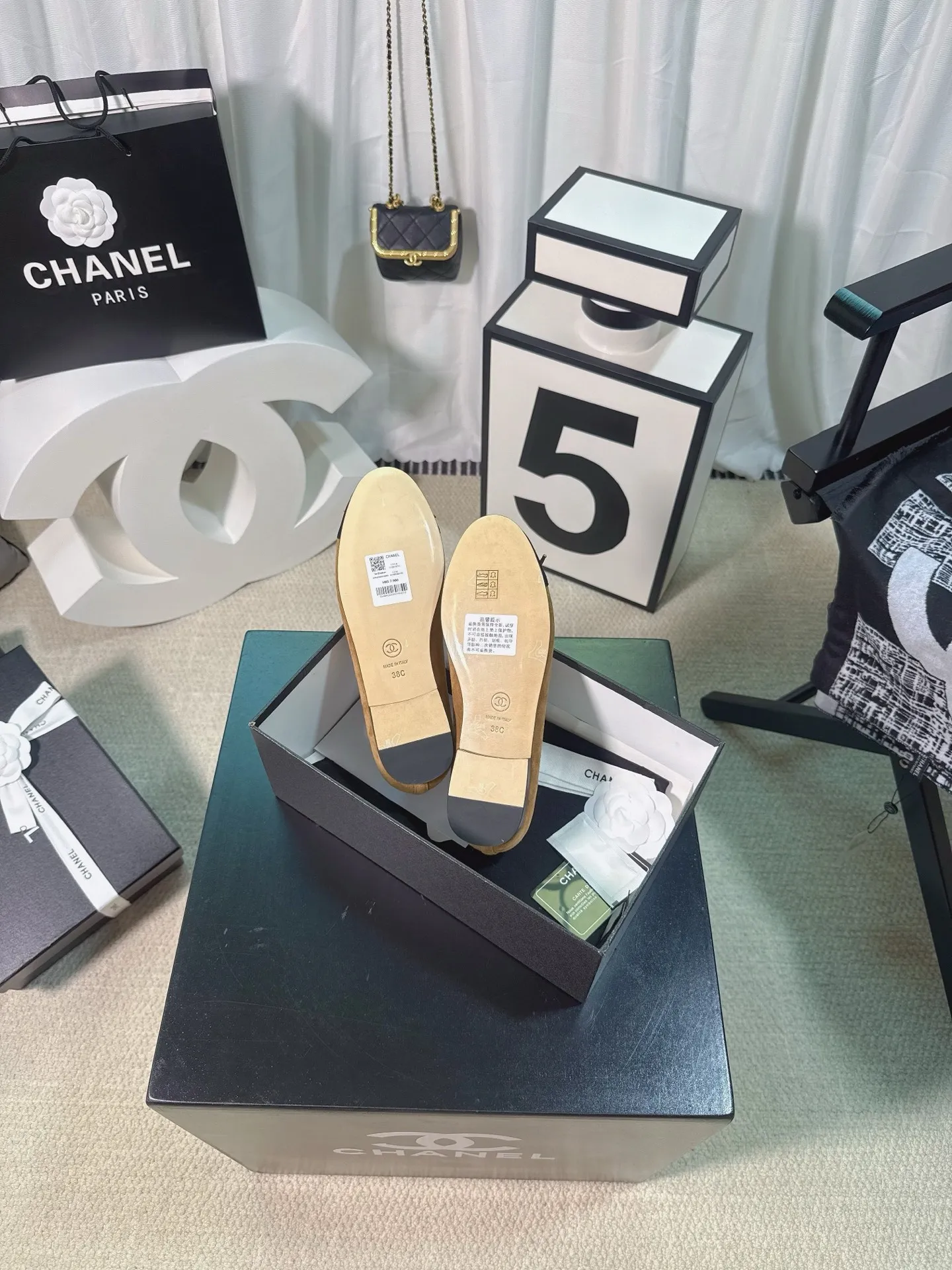 👟👟Ex-factory price 480👟👟 Generation * grade 25s Chanel fragrance is beautiful Maillard color back hollow Sling-back sandals flat/thick heel/high heel Sling-back came out in 1957, and then the two-tone design became a Chanel classic! Very suitable for spring and summer🩰 The two-color design is simple and exquisite, with a square toe and generous temperament. It visually lengthens the leg line. The color of the toe creates a sense of color difference. The back lace design is simple and elegant. It is a classic model that can be worn for hundreds of years. It is worth buying!! Upper: Customized metallic sheepskin. Inner pads: imported sheepskin. Heel height: ballet shoes. Sole: Italian A-grade genuine leather outsole. Size: 35-39 (34.40.41.42.43 is custom-made and non-returnable)